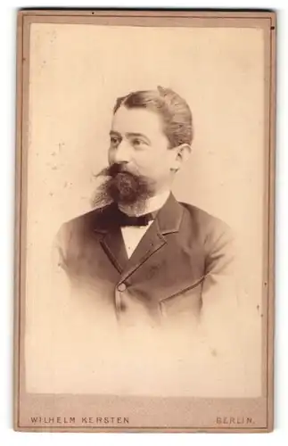 Fotografie Wilhelm Kersten, Berlin, Portrait junger Herr mit Bart