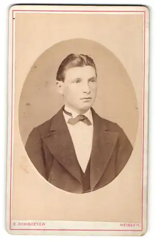 Fotografie E. Schroeter, Meissen, Portrait junger Herr mit zurückgekämmtem Haar
