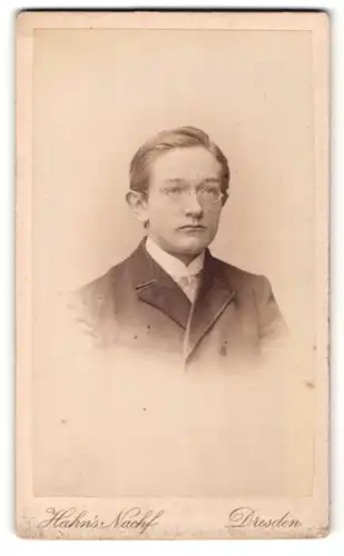 Fotografie Hahn`s Nachf., Dresden, Portrait halbwüchsiger Knabe mit Brille