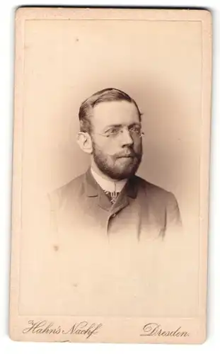 Fotografie Hahn`s Nachf., Dreseden, Portrait Mann mit Vollbart und Brille