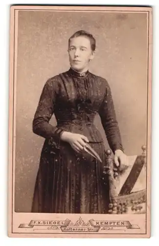Fotografie F.X. Siegel, Kempten, Portrait Frau im zeitgenössischen Kleid