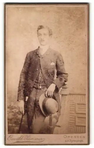 Fotografie Oswald Zimmer, Dresden, Portrait junger Mann mit Spazierstock und Melone