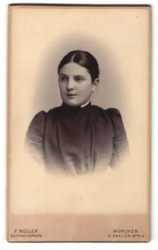 Fotografie F. Müller, München, Portrait junge Frau im schlichten, schwarzen Kleid
