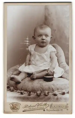 Fotografie Richard Warth, Glauchau, Baby im weissen Hemdchen auf einem Kissen posierend