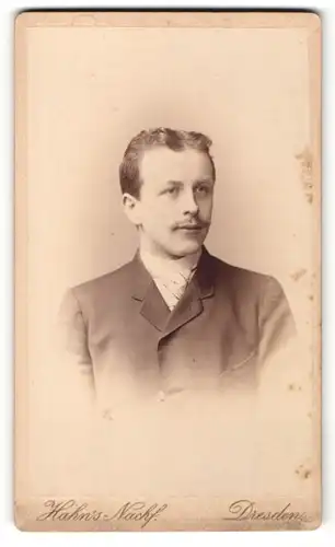 Fotografie Hahn`s Nachf., Dresden, Portrait junger Mann mit modischer Haartracht