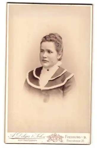 Fotografie A. Dilger & Sohn, Freiburg i/B, Elegant gekleidet Frau mit modischer Frisur