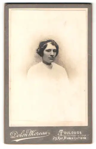 Fotografie Delon Moreau, Toulouse, Portrait hübsche Frau mit Haarband in weisser Bluse