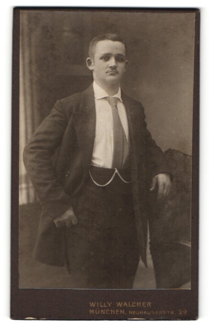 Fotografie Willy Walcher Munchen Portrait Junger Mann Im Anzug Lassig Posierend Nr Oldthing Portraitaufnahmen