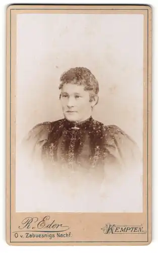 Fotografie R. Eder, Kempten, Portrait in einem schönen Kleid