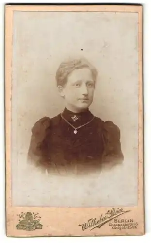 Fotografie Wilhelm Stein, Berlin, Portrait Frau im schwarzen Kleid mit schönem Halsschmuck