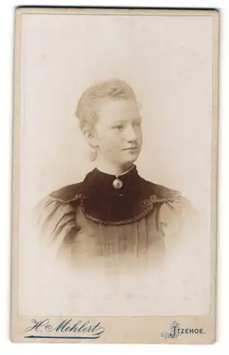 Fotografie H. Mehlert, Itzehoe, Portrait junge Frau mit Medaillon am Kleid