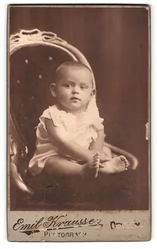 Fotografie Emil Kraussen, Deuben, Niedliches Kleinkind im weissen Hemdchen porträtiert