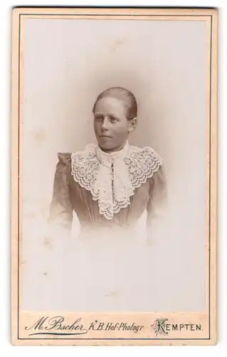 Fotografie M. Bscher, Kempten, Portrait junge Dame mit zurückgebundenem Haar u. Kreuzkette