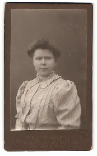 Fotografie Wilhelm Döring, Brunsbüttelhafen, Portrait junge Dame mit Hochsteckfrisur in hübscher Kleidung