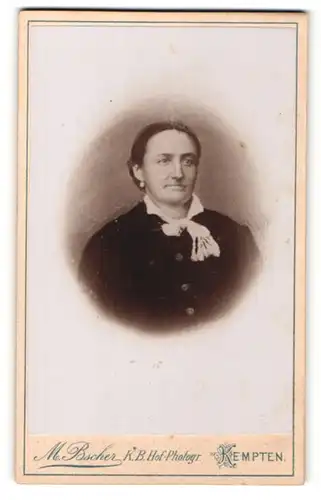 Fotografie M. Bscher, Kempten, Portrait bürgerliche Dame mit Ohrringen in hübscher Kleidung