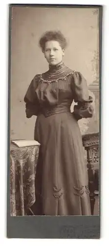 Fotografie Adolf Kaderz, unbekannter Ort, Portrait junge Dame im eleganten Kleid mit Halskette