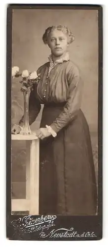 Fotografie C. Feuerberg, Neustadt a. d. Orla, Portrait junge Dame in hübscher Kleidung an Tisch gelehnt