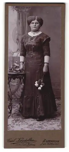 Fotografie Carl Koudelka, Altenburg, Portrait bürgerliche Dame im eleganten Kleid mit Blumen