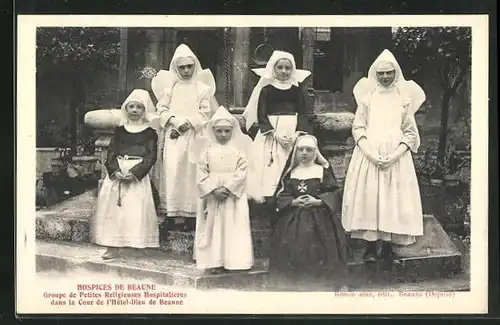 AK Beaune, Hospices, Groupe de Petites Religieuses Hospitalieres dans la Cour de l'Hotel-Dieu