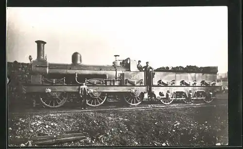 Foto-AK Eisenbahner auf der Lokomotive no. 397 der englischen Eisenbahn