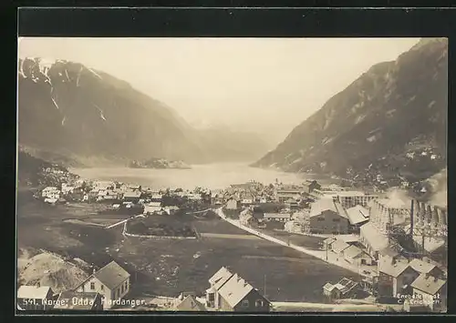 AK Odda, Hardanger, Ortsansicht mit Häuser und Blick aufs Meer und Berge