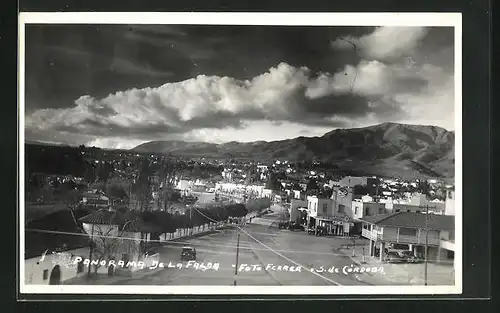 AK La Falda, Panorama, Ortsansicht mit Strasse, Häuser, Berge und Wolkenformation