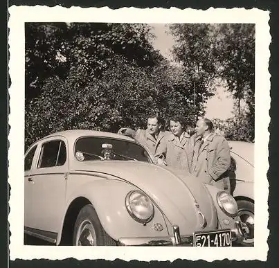 Fotografie Auto VW Käfer, Männer & Dame neben Volkswagen PKW