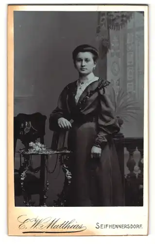 Fotografie E. W. Matthias, Seifhennersdorf, Portrait bürgerliche junge Dame