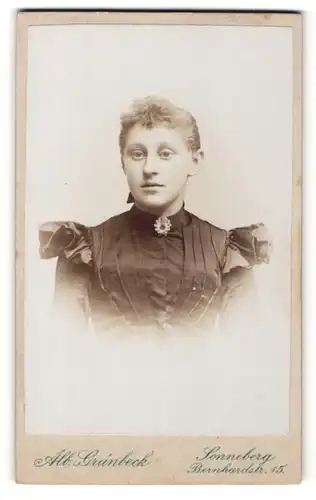 Fotografie Alb. Grünbeck, Sonneberg, Portrait junge Frau in schwarz