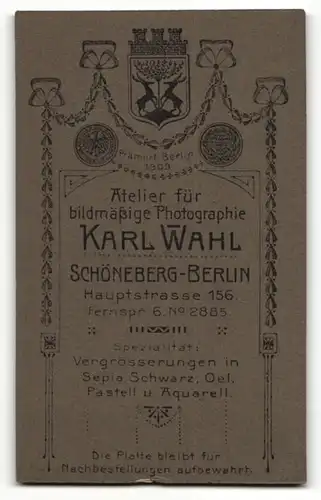Fotografie Karl Wahl, Berlin-Schöneberg, Portrait Säugling in Leibchen