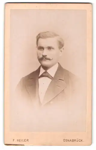 Fotografie F. Heiler, Osnabrück, Portrait junger Herr in Anzug