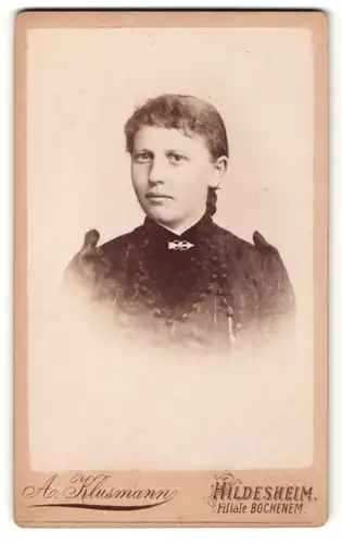 Fotografie A. Klusmann, Hildesheim, Portrait Fräulein mit zusammengebundenem Haar