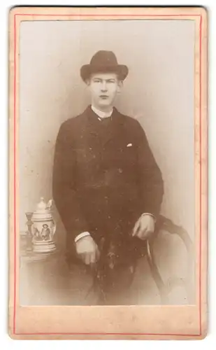 Fotografie unbekannter Fotograf und Ort, Portrait junger Mann in Anzug mit Hut