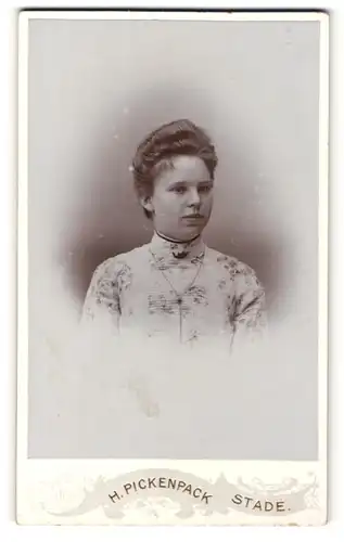 Fotografie H. Pickenpack, Stade, Portrait junge Dame mit zeitgenöss. Frisur