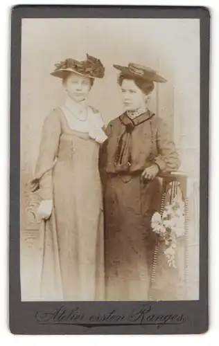 Fotografie unbekannter Fotograf und Ort, Portrait zwei Fräuleins mit modischen Hüten