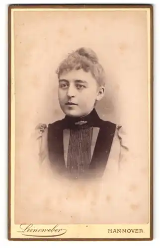 Fotografie Leineweber, Hannover, Portrait junge Frau mit Haarknoten