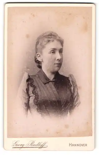 Fotografie Georg Rudloff, Hannover, Portrait Dame mit zusammengebundenem Haar