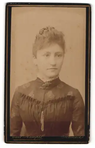 Fotografie Carl Hempel, Poesneck, Portrait Fräulein mit zusammengebundenem Haar