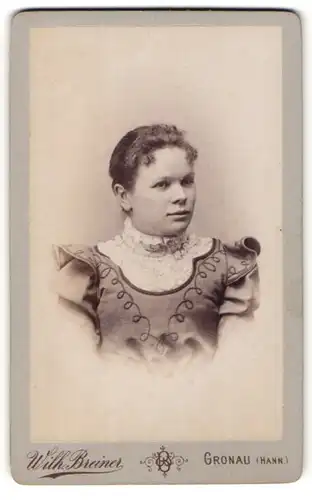 Fotografie Wilh. Breiner, Gronau, Portrait junge Frau mit zusammengebundenem Haar