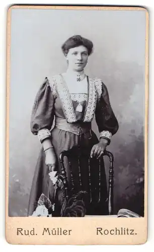 Fotografie Rud. Müller, Rochlitz, elegante Dame in Kleid mit Spitze und Brosche