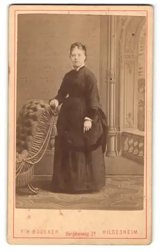 Fotografie F. H. Bödeker, Hildesheim, ältere Dame in bauschigen Kleid