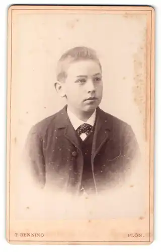 Fotografie F. Henning, Plön, Portrait Knabe mit Bürstenhaarschnitt im Anzug