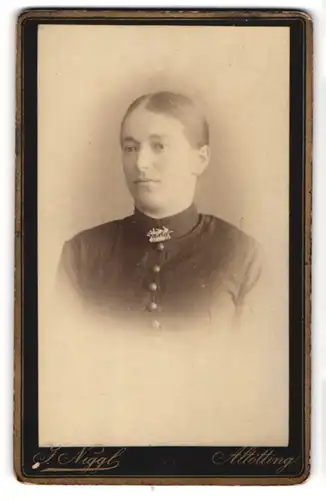 Fotografie J. Niggl, Altötting, Portrait Frau mit strengem Scheitel und Brosche