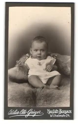 Fotografie Atelier Otto Grieger, Malstatt-Burbach, Portrait Baby im Hemdchen auf einem Fell