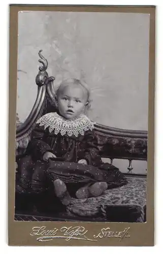 Fotografie Louis Voss, Stelle i. L., Portrait Kleinkind im hübschen Kleid