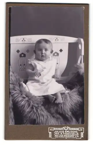 Fotografie Julius Grusche, Neugersdorf i. S., Portrait Baby mit Pausbacken auf einem Fell