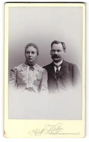 Fotografie Adolf Köster, Hagen i. W., Portrait bürgerliches Paar in festlicher Kleidung