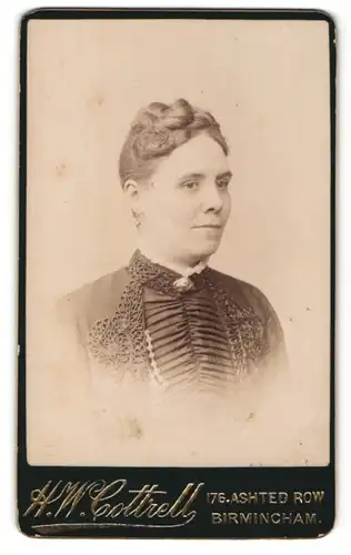 Fotografie H. W. Cottrell, Birmingham, Portrait Dame mit Hochsteckfrisur