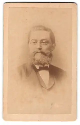 Fotografie A. Ludwig, Stendal, Portrait älterer Herr mit Vollbart und Brille