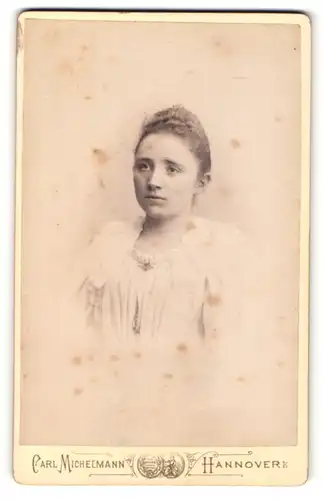 Fotografie Carl Michelmann, Hannover, Portrait junge Dame mit ernstem Blick